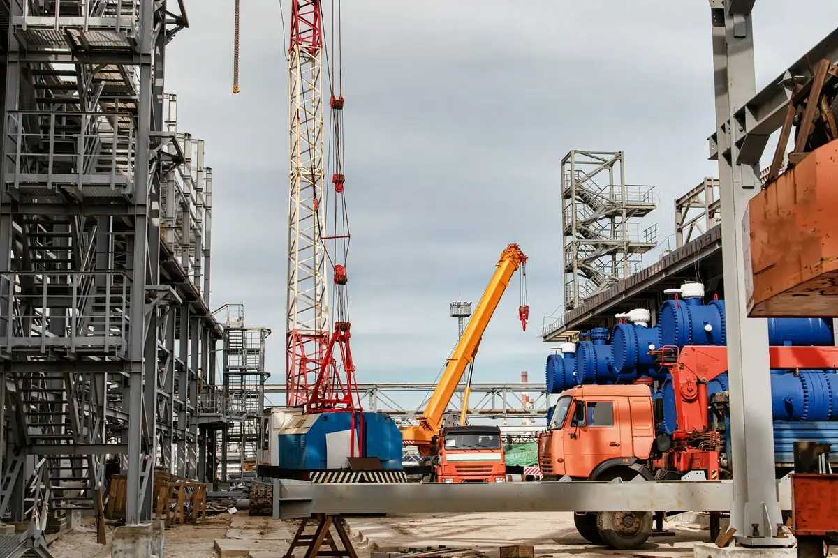 dźwig podnoszący urządzenie przemysłowe