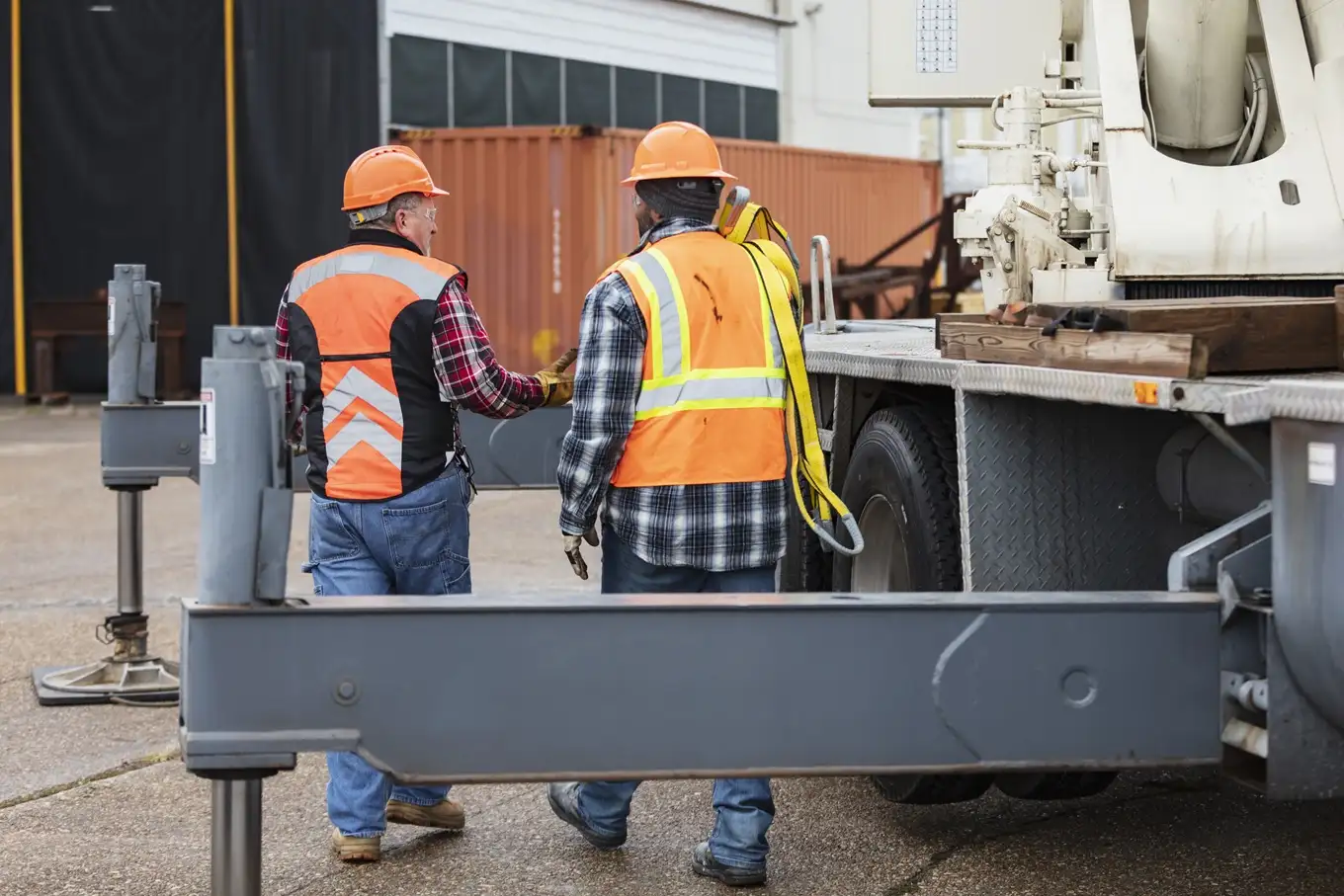 robotnicy na budowie